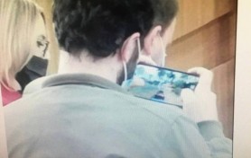 „3300 lei pe zi pentru tancuri si pumni”. Un consilier municipal a fost surprins cum se joacă în timpul ședinței
